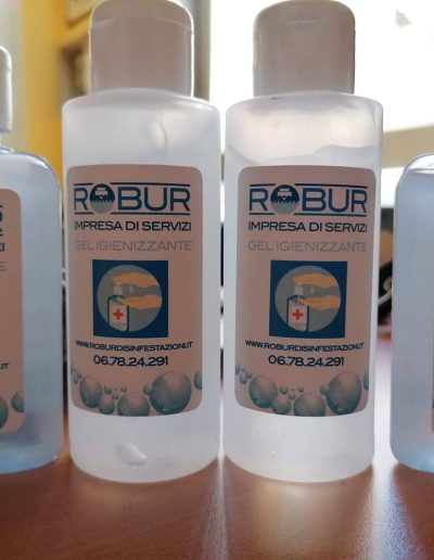 Flaconi di gel igienizzante marchiato Robur impresa di servizi, ideali per igienizzazione personale.