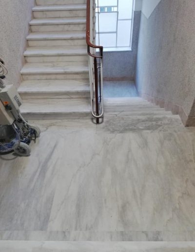 Scala in marmo trattata da Robur Servizi Srl con levigatura e lucidatura professionale, per riportare alla luce la brillantezza originale.