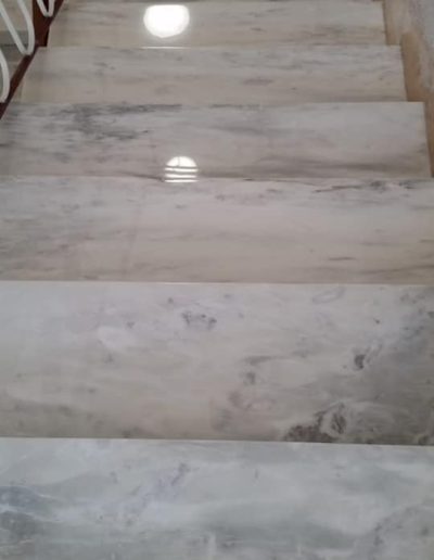 Scala in marmo trattata da Robur Servizi Srl con servizio di pulizia e lucidatura marmi, per superfici brillanti e perfettamente lisce.