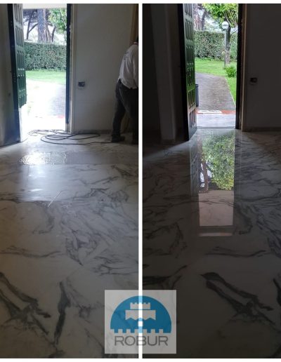 Pavimento in marmo levigato e lucidato all'ingresso di una struttura; visibile il confronto tra le condizioni iniziali e il risultato brillante.