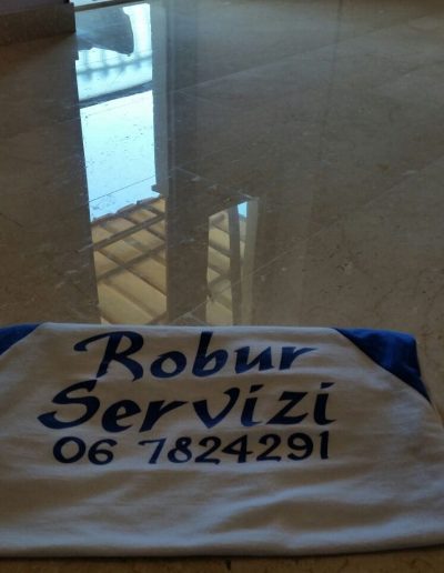 Lucidatura marmo beige realizzata da Robur Service Srl, con superficie perfettamente liscia e riflettente per un effetto di eleganza.