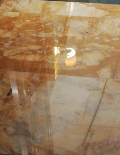 Pavimento in marmo giallo trattato da Robur Servizi Srl, con servizio di pulizia e lucidatura per esaltare colore e brillantezza.