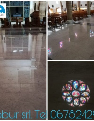 Pavimento in marmo lucidato a specchio con riflesso nitido degli arredi e dettagli architettonici in una chiesa.