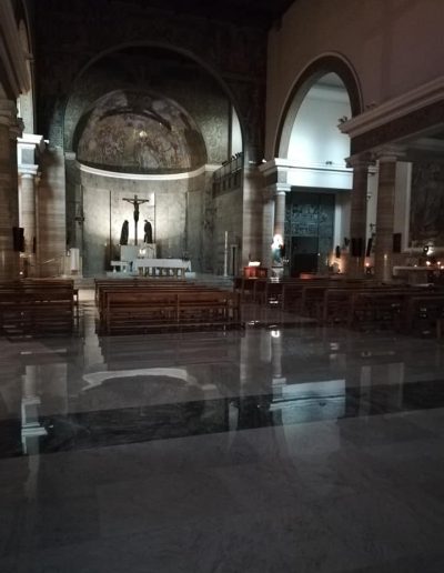 Vista generale dell'interno di una chiesa con pavimentazione in marmo lucidata, realizzata da Robur Servizi Srl.