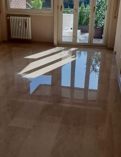 Pavimento in marmo trattato da Robur Servizi Srl con servizio di pulizia e lucidatura professionale, effetto luminoso e uniforme.