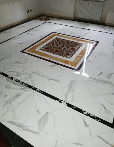 Pavimento in marmo lucidato da Robur Service Srl con dettagli artistici e finiture di pregio dopo trattamento professionale.