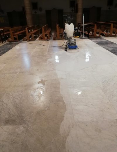 Servizio di pulizia e lucidatura dei pavimenti in marmo all'interno di una chiesa storica realizzato da Robur Servizi Srl.