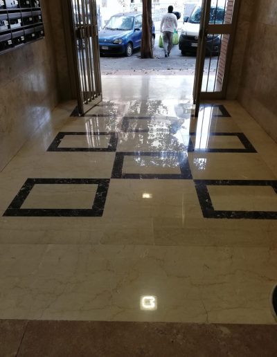 ngresso condominiale con pavimentazione in marmo lucidato da Robur Servizi Srl, effetto specchio e pulizia profonda.