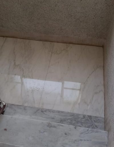 Gradini in marmo lucidati da Robur Service Srl, riportati alla loro brillantezza originale grazie a un trattamento professionale.