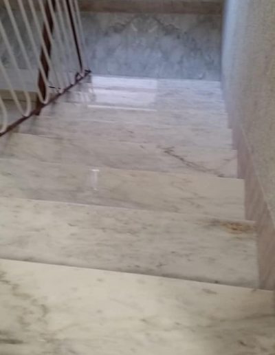 Scala condominiale in marmo pulita e lucidato da Robur Servizi Srl, con trattamento che valorizza la texture naturale del marmo.