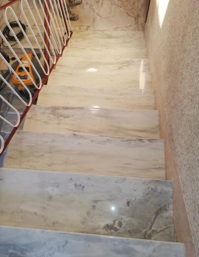Gradini in marmo lucidati da Robur Servizi Srl, con levigatura professionale che dona luminosità e uniformità al materiale.