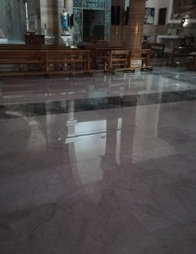 Restauro e lucidatura professionale di pavimentazione in marmo chiaro, servizio effettuato da Robur Servizi Srl con finitura specchio.