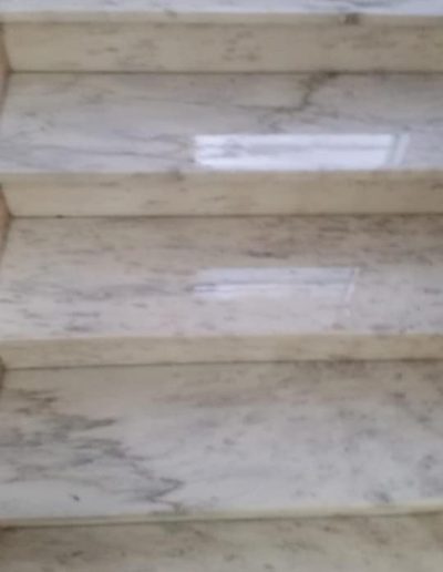 Scala in marmo trattata da Robur Service Srl con servizio di pulizia e lucidatura marmi, per un effetto lucido e brillante.
